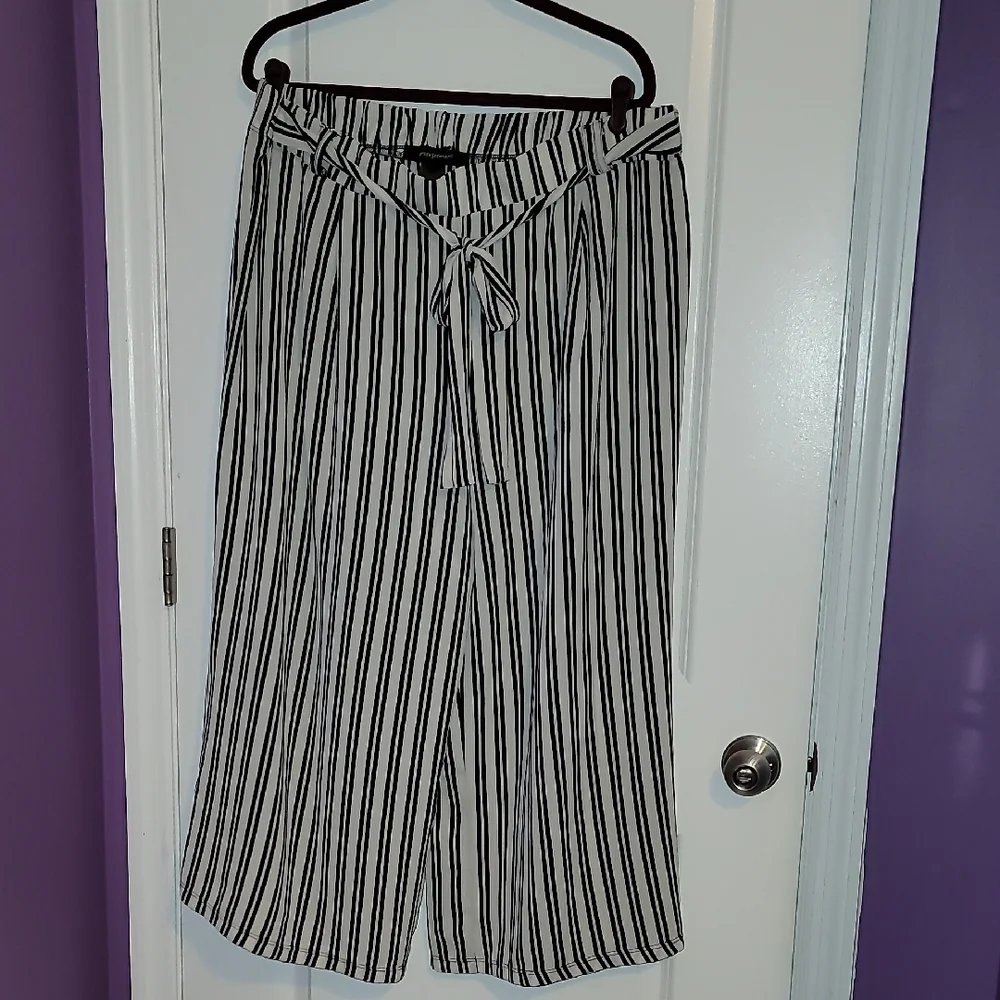 Ashley Stewart Black and White Wide Leg Pants Sz: 24 - Picture 2 of 4